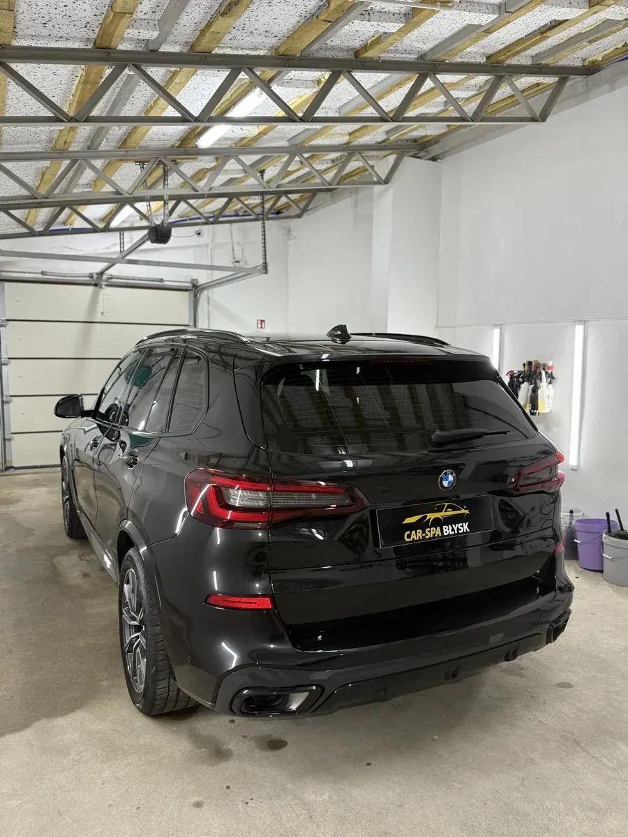 Tył czarnego BMW X5 w hali