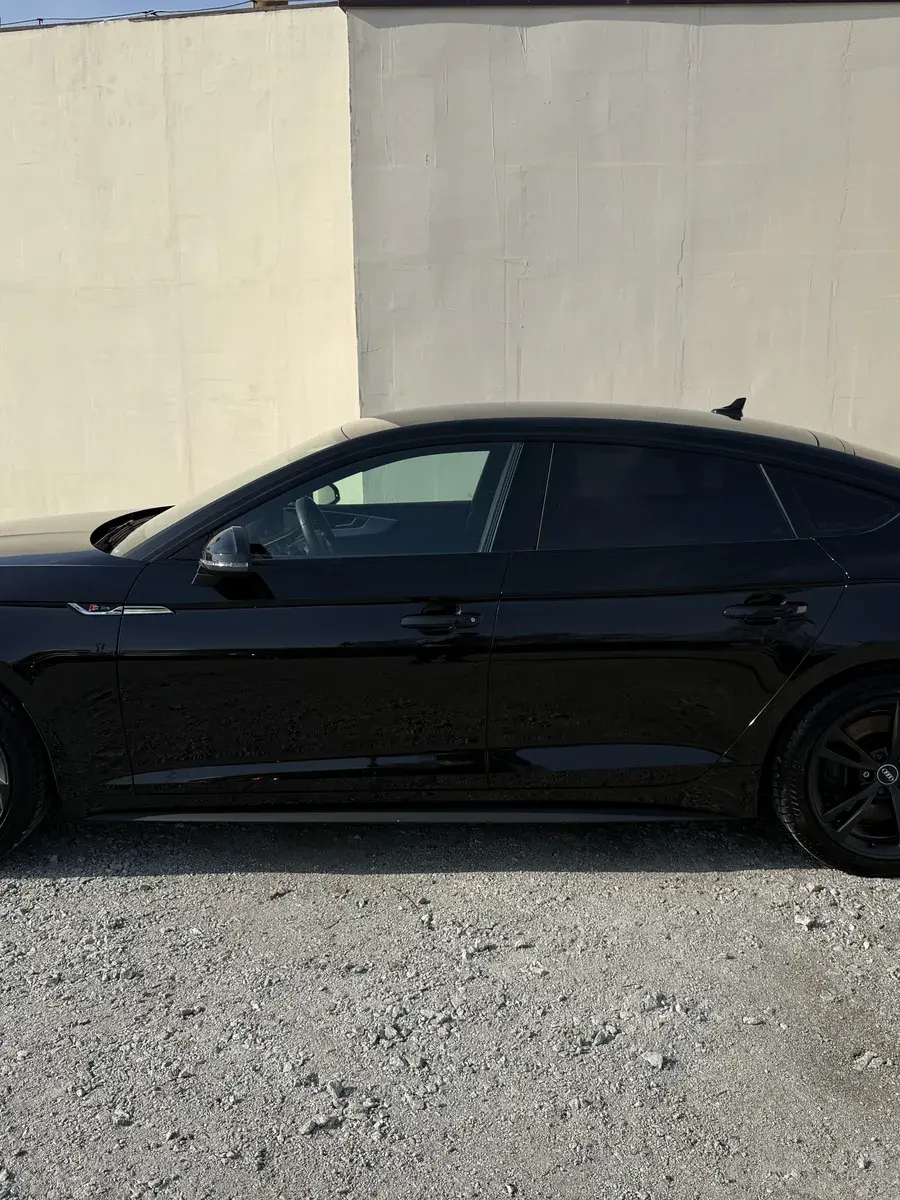 Bok czarnego Audi A5